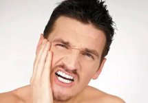 Почему щелкает в ухе: основные причины и лечение